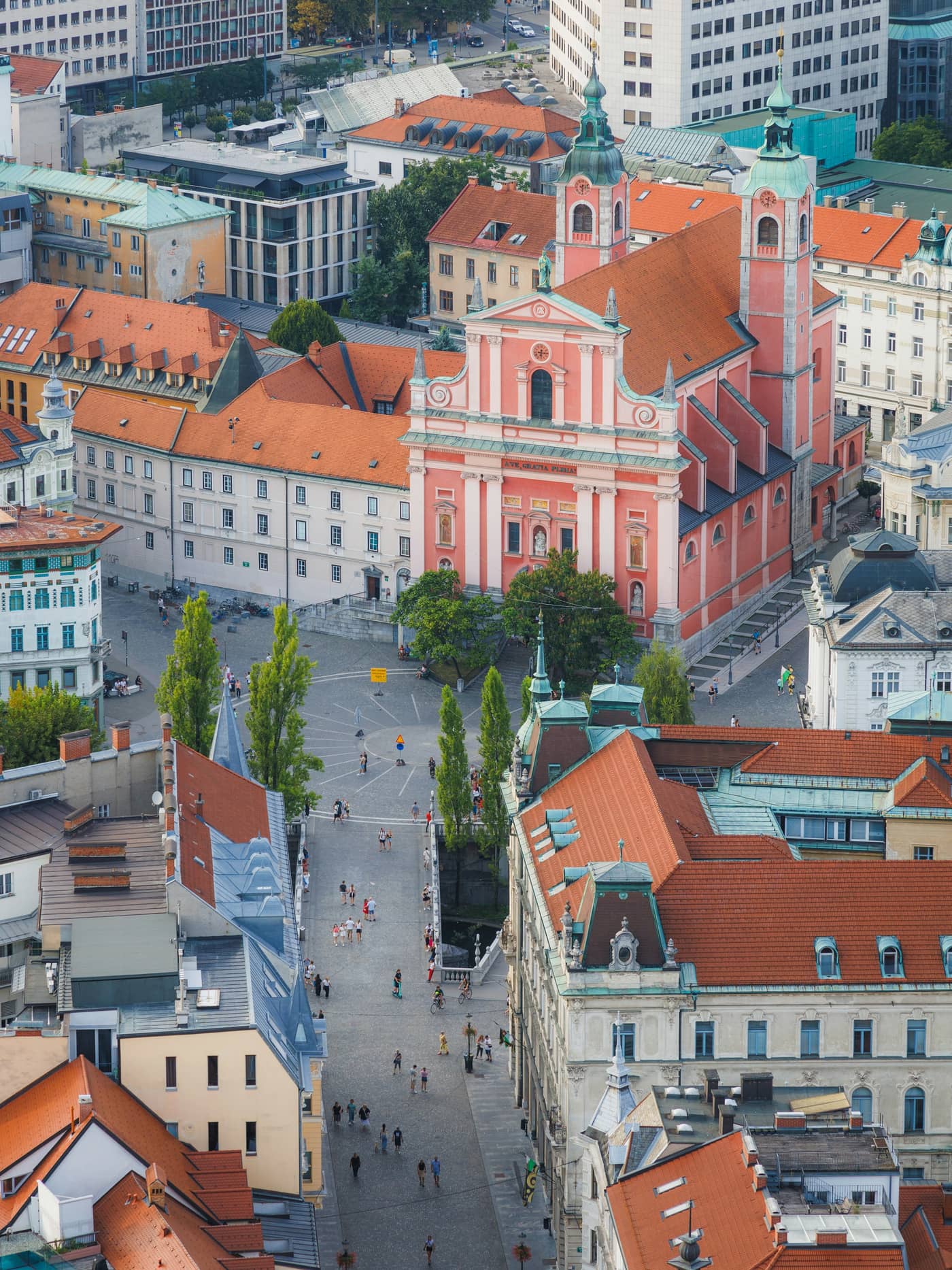 Pogled na staro mestno jedro Ljubljane iz zraka